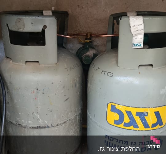 שני בלוני גז עם צינור חיבור